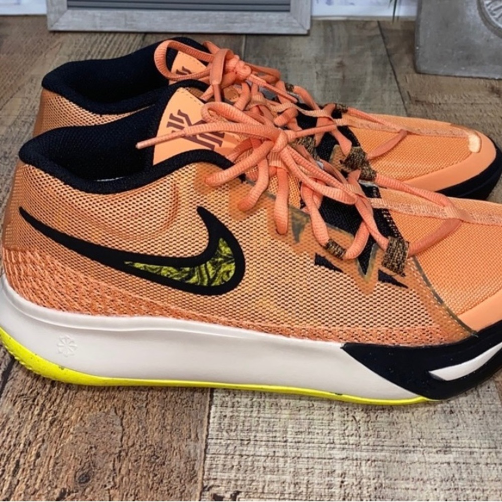 Nike Kyrie flytrap basketball shoes size 8 men or 9.5 women’s.